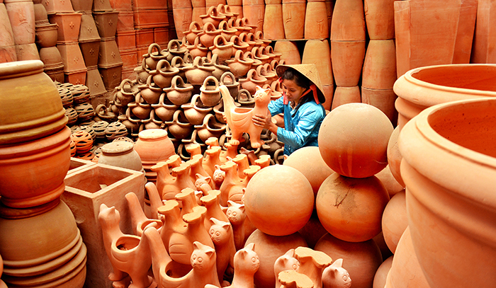 Yếu tố truyền thống của làng nghề gốm là nét hấp dẫn du khách. Ảnh: Dương Anh Nhựt